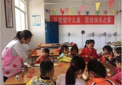 在呵護(hù)成長(zhǎng)的道路上 南昌縣以美術(shù)輔導(dǎo)服務(wù)點(diǎn)亮公益之光